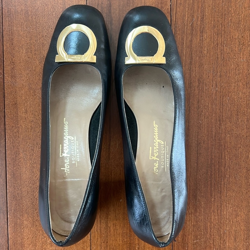 Women’s Salvatore Ferragamo Black Leather Pumps Heels w Goldtone Logo Sz 8.5